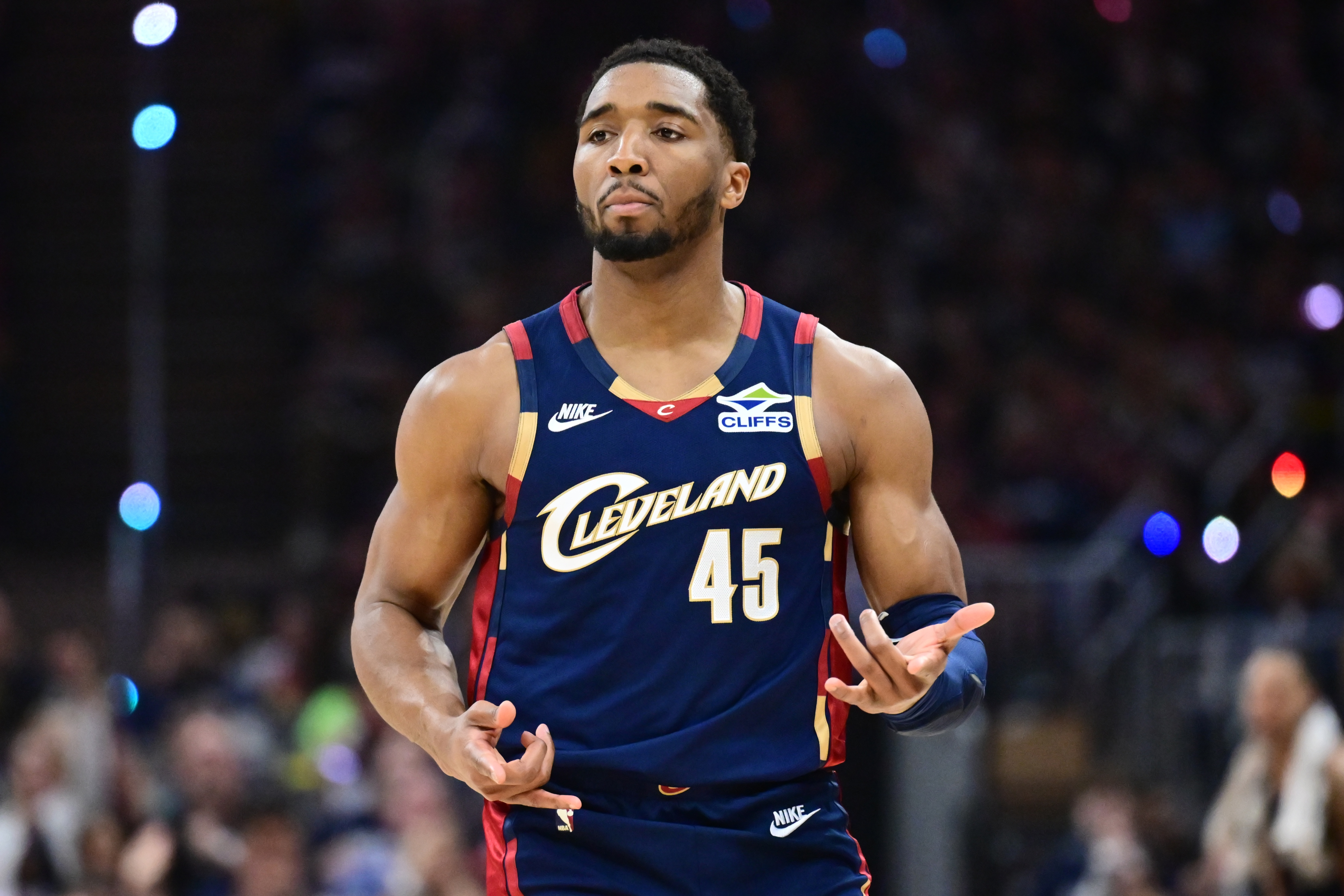 B体育登录入口-哈登的到来缓解了组织压力 米切尔打出骑士生涯最佳季后赛表现